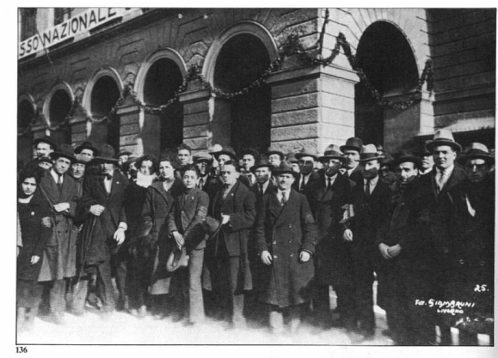 06 Image37.jpg - Alcuni delegati che abbandonarono il teatro Goldoni.